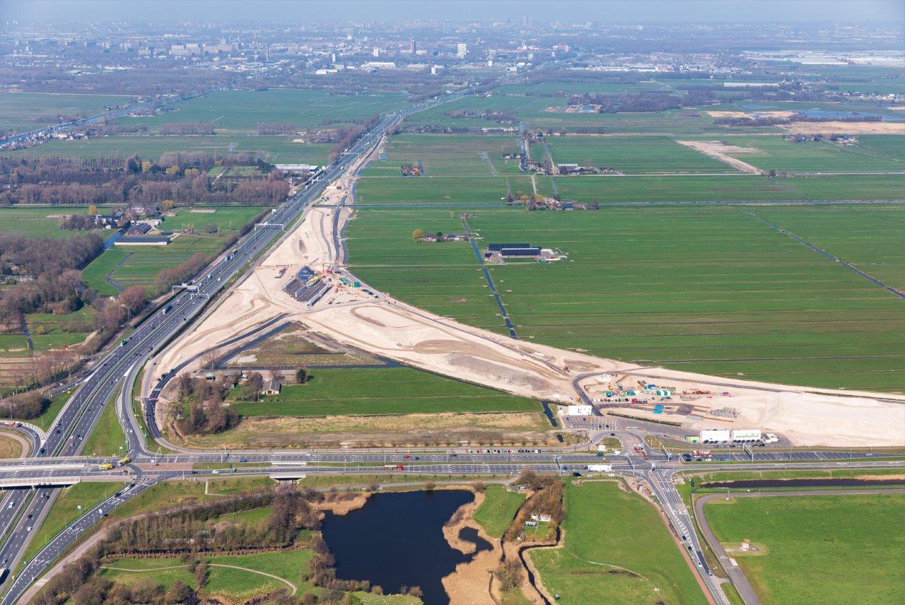 Nu nog zand, straks de aansluiting van de A16 Rotterdam op de A13 richting Delft. Je ziet op de foto ook de verlegde Schieveensedijk. Die weg, en de A13 gaan straks onder de verbindingsboog door. 